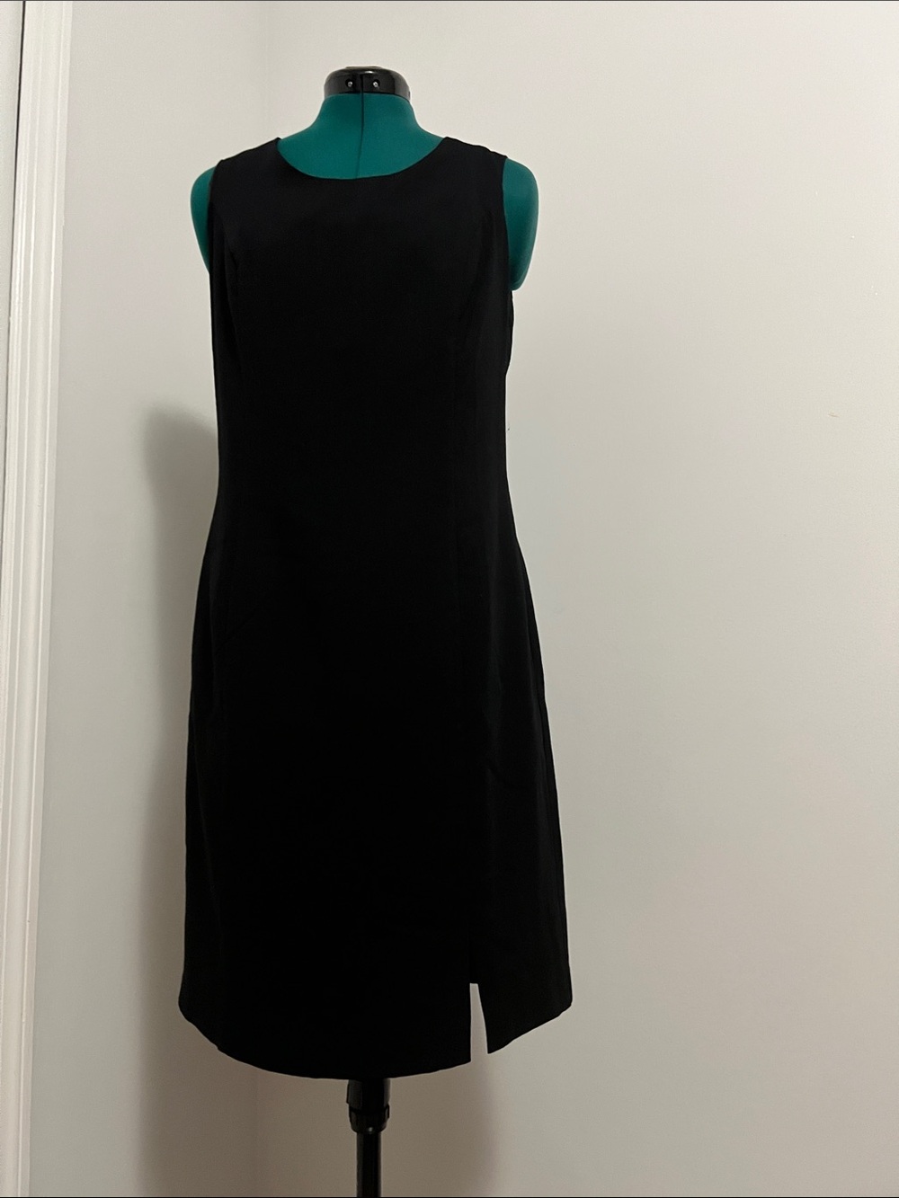 Sag Harbor Classic Black Sleeveless Shift Dress